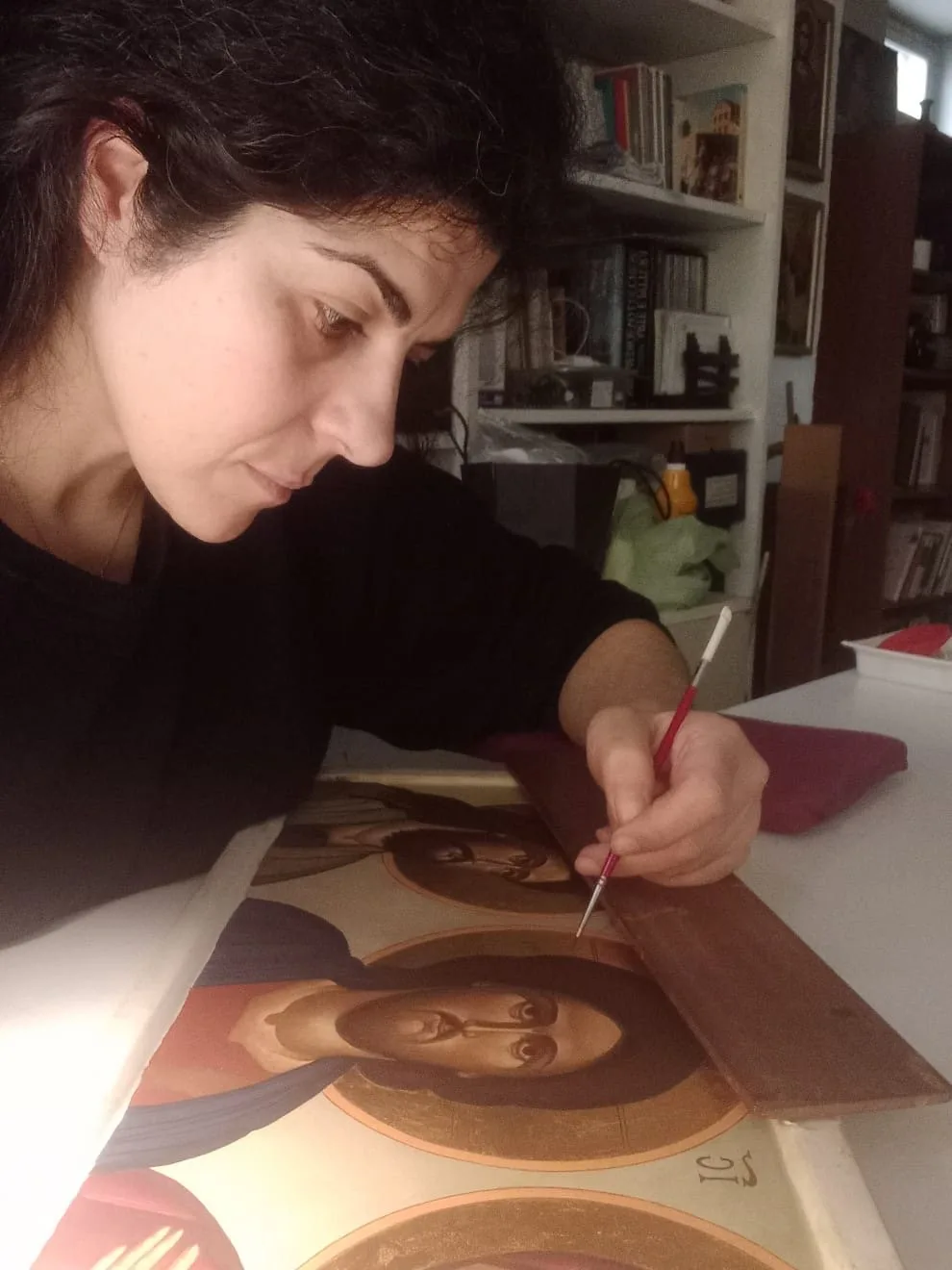 L'iconografa Concetta Basile mentre dipinge il volto di Cristo